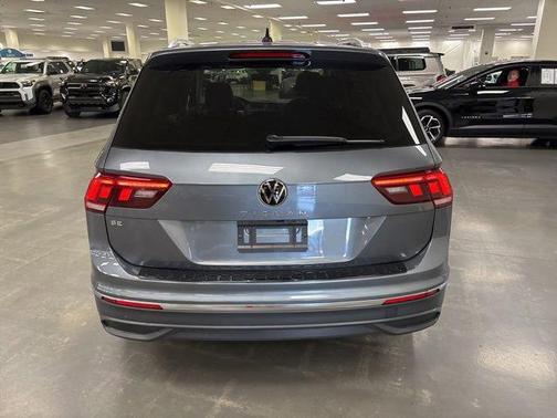 Platinum Gray Metallic 2024 Volkswagen Tiguan 2.0T SE