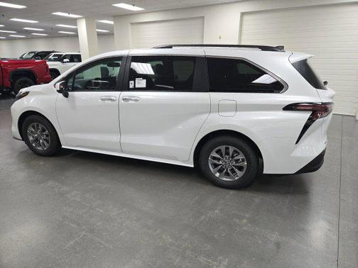 Pearl 2026 Toyota Sienna XLE