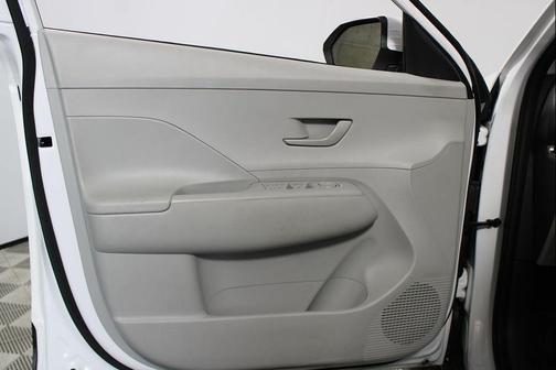 Atlas White 2025 Hyundai KONA SEL