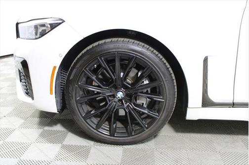 2022 BMW 740 i