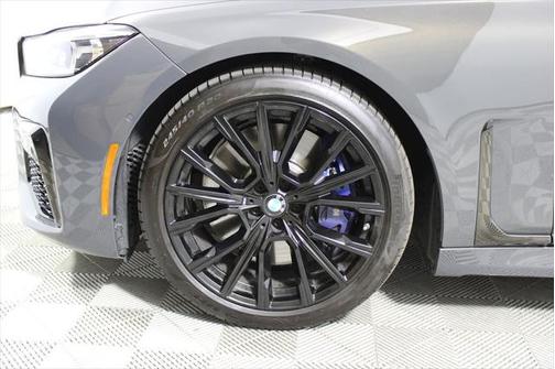 2022 BMW 740 i