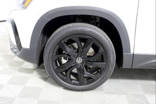 Pure White 2022 Volkswagen Taos SE