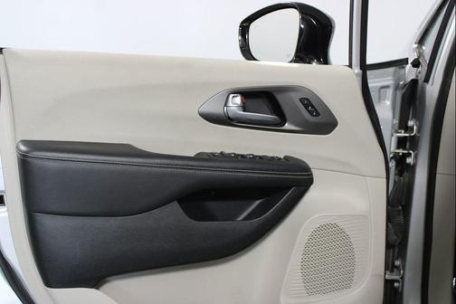 Silver Mist Clearcoat 2024 Chrysler Pacifica Touring L