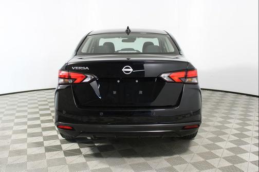 Super Black 2025 Nissan Versa 1.6 SV