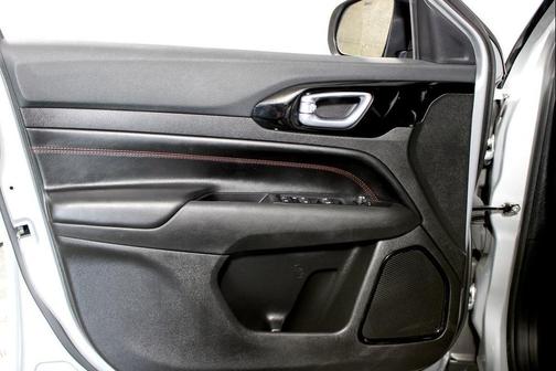 Silver Zynith Metallic Clearcoat 2025 Jeep Compass Trailhawk
