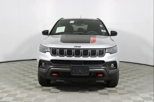 Silver Zynith Metallic Clearcoat 2025 Jeep Compass Trailhawk