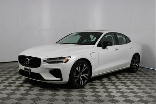 Crystal White Metallic 2021 Volvo S60 Recharge Plug-In Hybrid T8 R-Design Expression