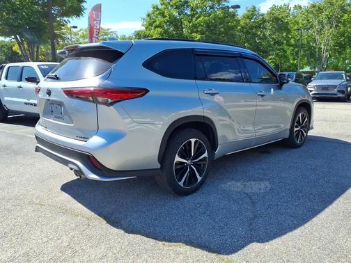 Celestial Silver Metallic 2021 Toyota Highlander XSE