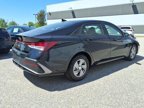 Abyss Black 2026 Hyundai ELANTRA SE