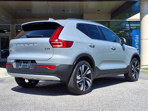 2024 Volvo XC40 B5 Ultimate Bright Theme