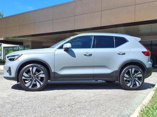 2024 Volvo XC40 B5 Ultimate Bright Theme