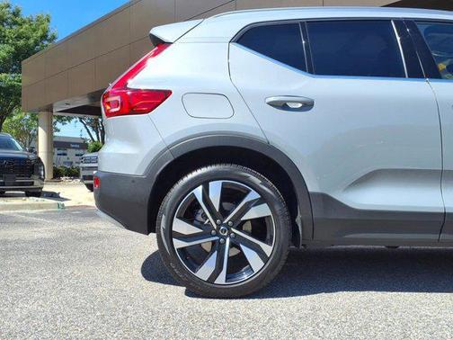 2024 Volvo XC40 B5 Ultimate Bright Theme
