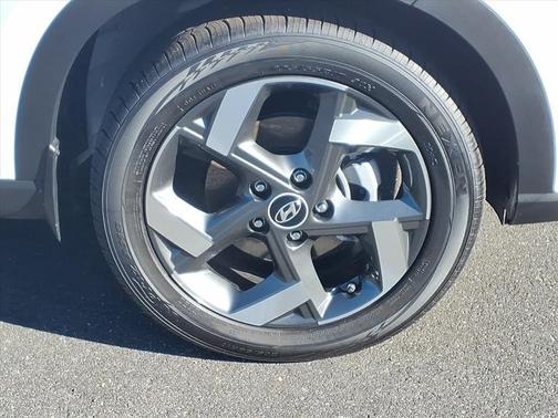 Lunar White w/Black Roof 2026 Hyundai VENUE SEL