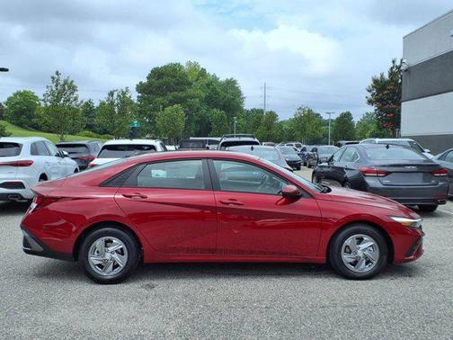 2025 Hyundai ELANTRA SE
