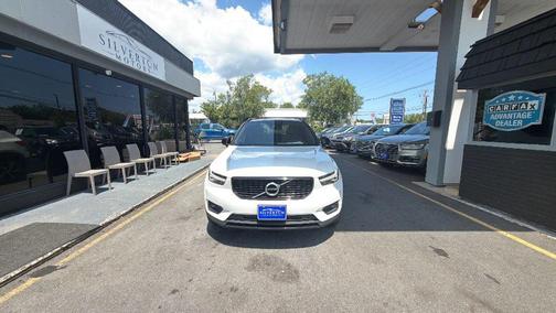 Crystal White Metallic 2019 Volvo XC40 T5 R-Design