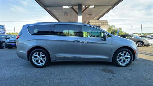 Billet Silver Metallic Clearcoat 2017 Chrysler Pacifica Touring-L