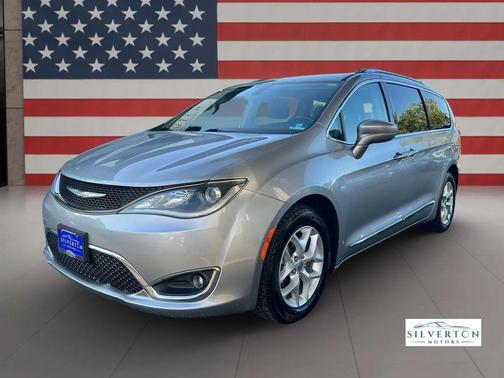 Billet Silver Metallic Clearcoat 2017 Chrysler Pacifica Touring-L