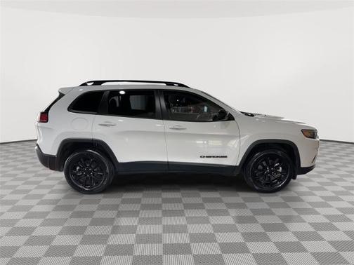 Bright White Clearcoat 2023 Jeep Cherokee ALTITUDE LUX