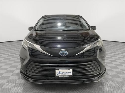 2021 Toyota Sienna LE 8 PASSENGER
