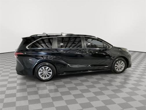 2021 Toyota Sienna LE 8 PASSENGER