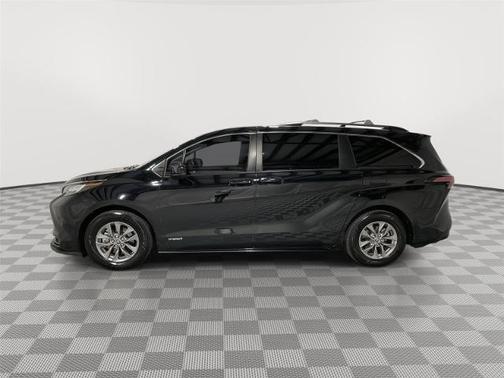 2021 Toyota Sienna LE 8 PASSENGER