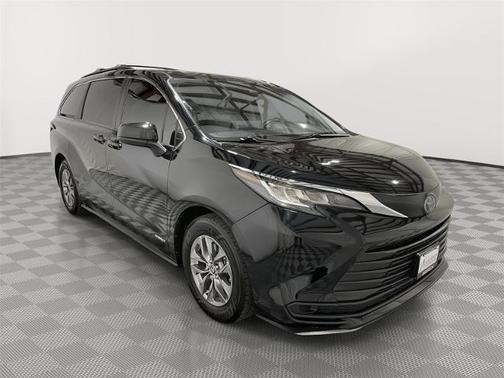 2021 Toyota Sienna LE 8 PASSENGER