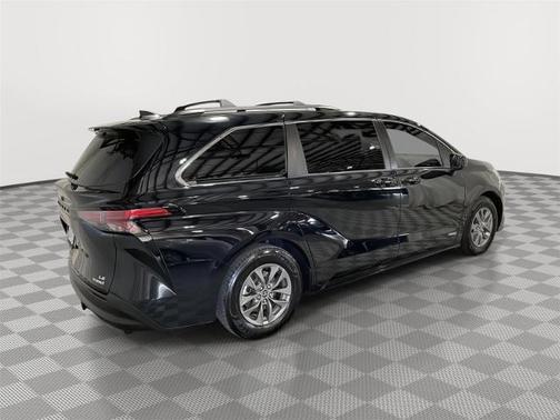 2021 Toyota Sienna LE 8 PASSENGER