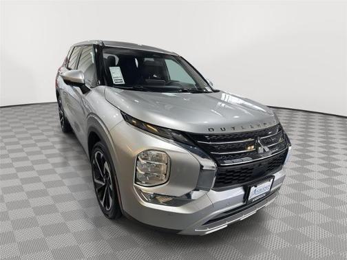 Alloy Silver Metallic 2023 Mitsubishi Outlander SE