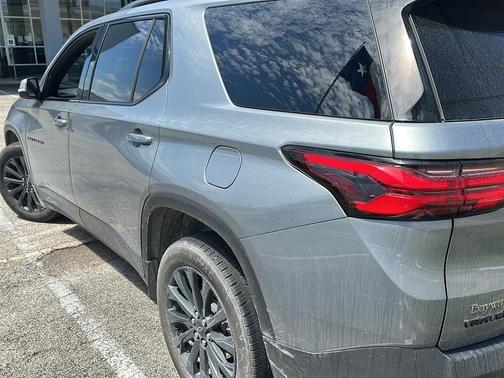 Sterling Gray Metallic 2023 Chevrolet Traverse RS
