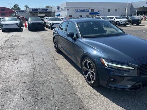 2024 Volvo S60 B5 Core Dark Theme