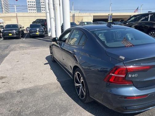 2024 Volvo S60 B5 Core Dark Theme