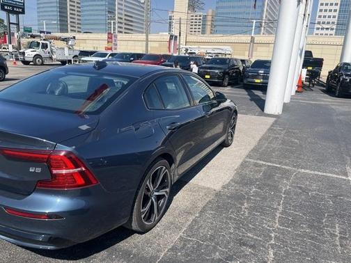 2024 Volvo S60 B5 Core Dark Theme