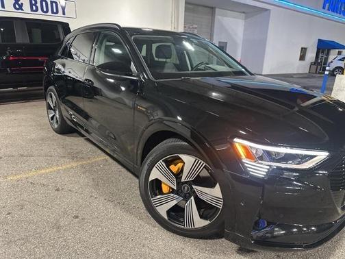 2022 Audi e-tron Premium Plus