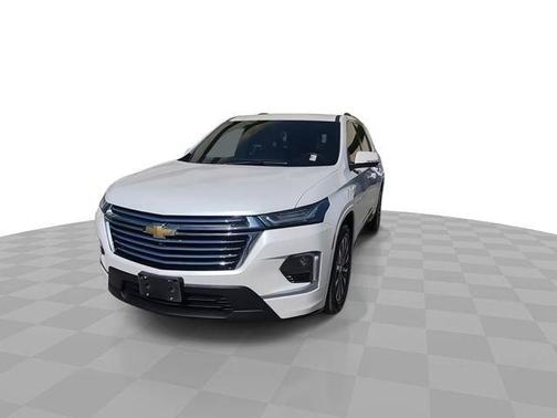Iridescent Pearl Tricoat 2022 Chevrolet Traverse Premier