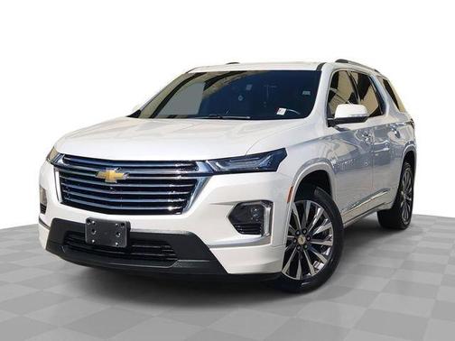 Iridescent Pearl Tricoat 2022 Chevrolet Traverse Premier