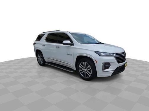 Iridescent Pearl Tricoat 2022 Chevrolet Traverse High Country