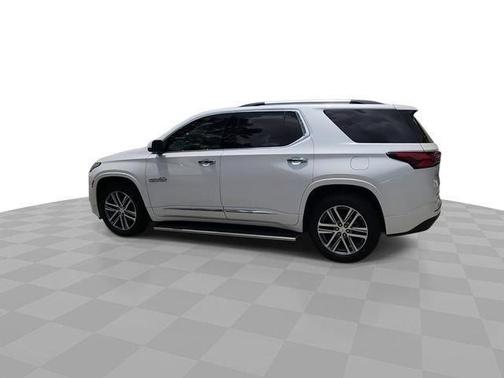 Iridescent Pearl Tricoat 2022 Chevrolet Traverse High Country
