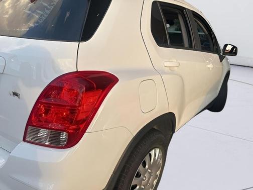 Summit White 2017 Chevrolet Trax LS
