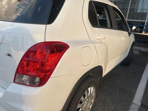 Summit White 2017 Chevrolet Trax LS