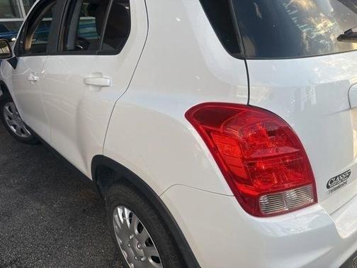 Summit White 2017 Chevrolet Trax LS