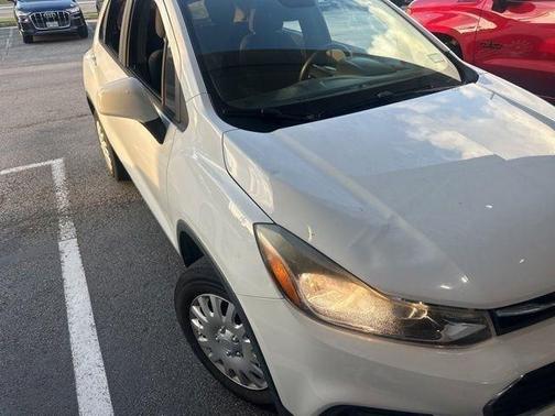 Summit White 2017 Chevrolet Trax LS