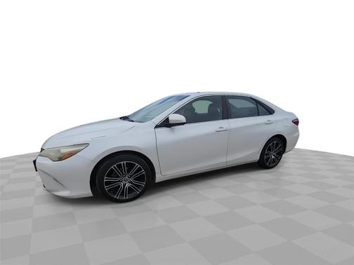 Blizzard Pearl 2016 Toyota Camry SE
