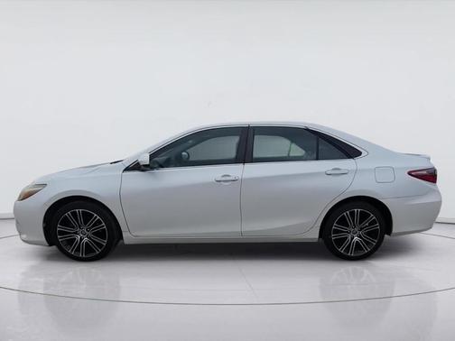 Blizzard Pearl 2016 Toyota Camry SE