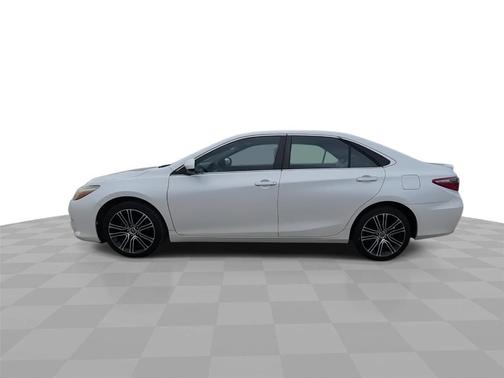 Blizzard Pearl 2016 Toyota Camry SE