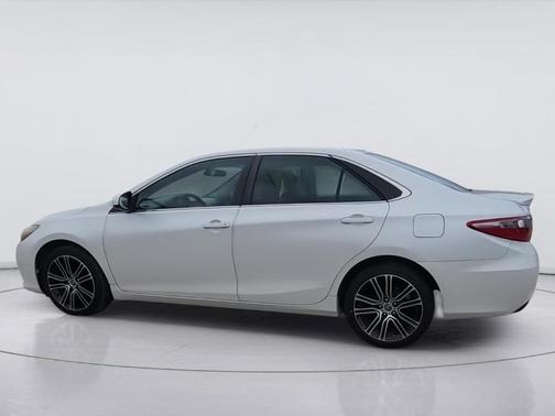 Blizzard Pearl 2016 Toyota Camry SE