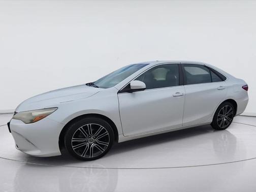 Blizzard Pearl 2016 Toyota Camry SE