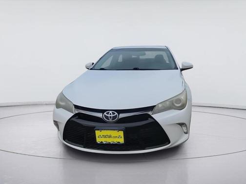 Blizzard Pearl 2016 Toyota Camry SE
