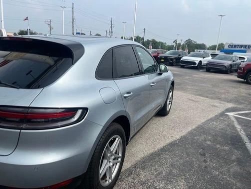 Dolomite Silver Metallic 2019 Porsche Macan Base