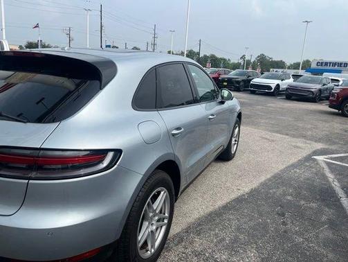 Dolomite Silver Metallic 2019 Porsche Macan Base