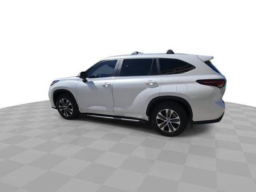 Wind Chill Pearl 2024 Toyota Highlander XLE